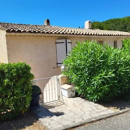 Charmante Maison Mitoyenne Avec Piscine, Jardin Et Accès Privé à La Hébergement de vacances Sainte-Maxime