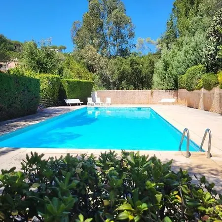 Hébergement de vacances Charmante Maison Mitoyenne Avec Piscine, Jardin Et Accès Privé à La *