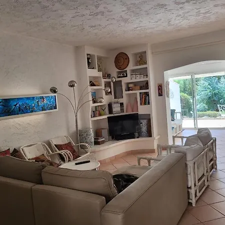 Charmante Maison Mitoyenne Avec Piscine, Jardin Et Accès Privé à La Hébergement de vacances