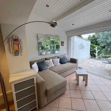 Charmante Maison Mitoyenne Avec Piscine, Jardin Et Accès Privé à La