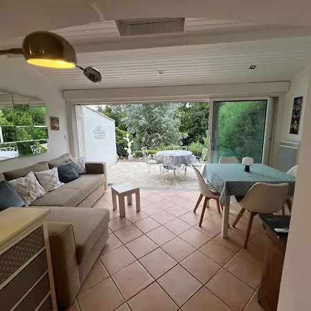 Charmante Maison Mitoyenne Avec Piscine, Jardin Et Accès Privé à La *